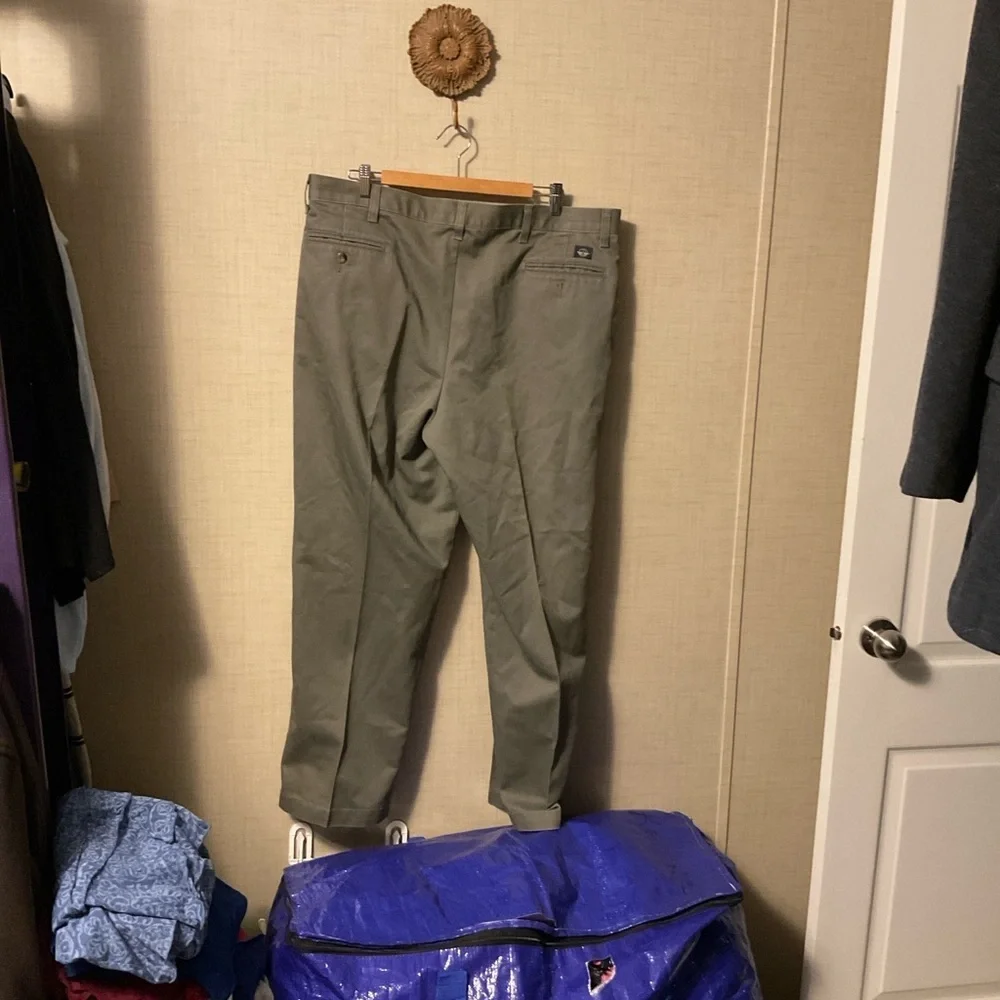 Dockers Men's Olive Chinos